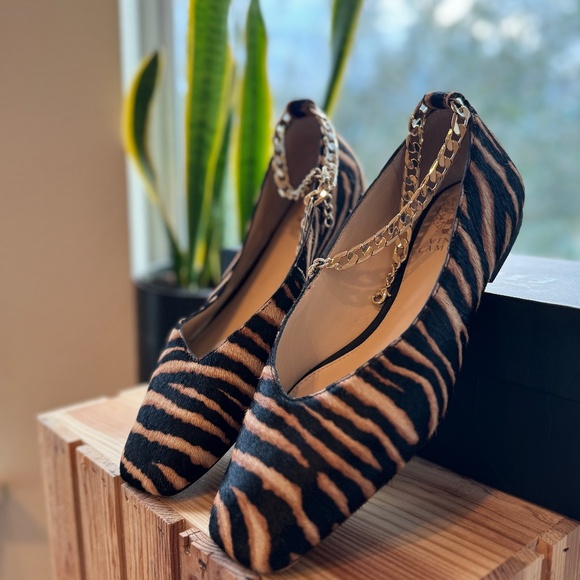 Vincent Camuto ankle chain “Latenla” tiger print cow hair square toe ballet flat - Picture 7 of 12
